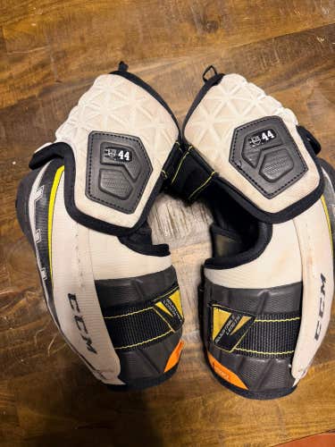 pro stock medium CCM Tacks Pro elbow pads