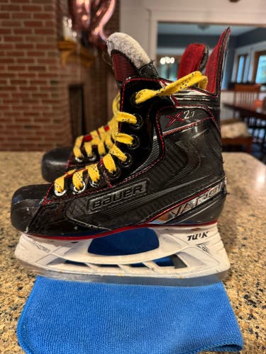 2019 Bauer Vapor X2.7 Hockey Skates Regular Width Size 1 (Used)