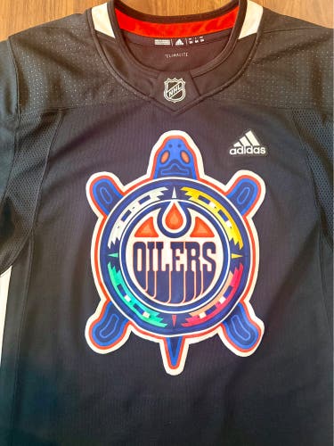 Black Adidas NHL practice jersey, customized with the Edmonton Oilers turtle island logo.
Size 54