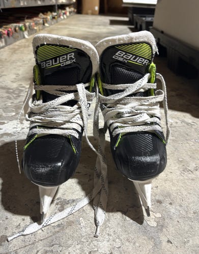 Junior Bauer GSX Hockey Goalie Skates Regular Width Size 2 (Used)
