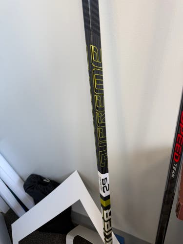 Intermediate Bauer Supreme 2S Pro Right Handed Hockey Stick P88 55 Flex (New)