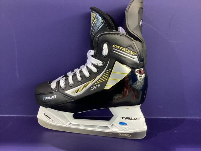 Black True Catalyst 5 Hockey Skates Regular Width Size 1 (New)