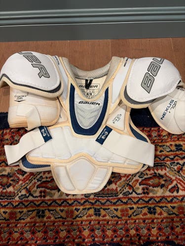 Men's Medium Senior Bauer Nexus 6000 Shoulder Pads (Used)