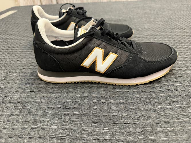 New Balance Black 220 women’s shoes/ sneakers.