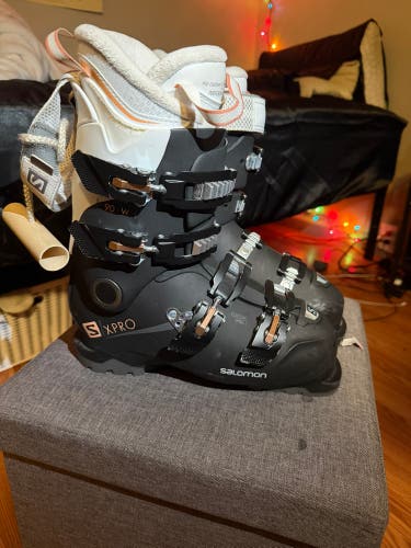 Mondo 25 & 25.5 Women's Salomon Salomon X Pro X90 Ski Boots (Used)