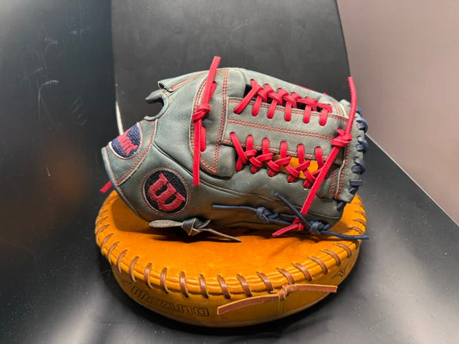 Pitcher's RH Wilson A2000 Baseball Glove 12"