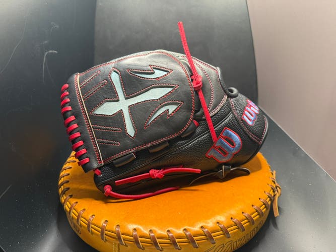 Pitcher's LH Wilson A2000 B23 Baseball Glove 12" (Used)