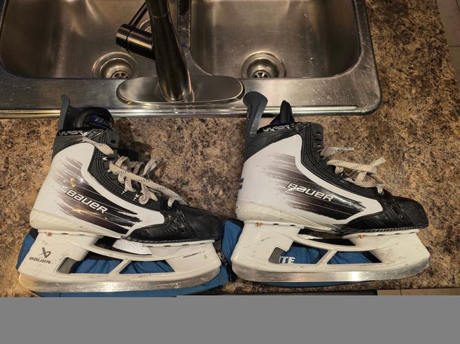 Bauer Vapor Flylite Hockey Skates 8.5 (Used)