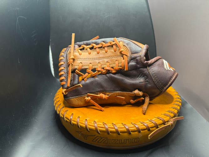 Pitcher's LH Nokona S-200 Baseball Glove 11.25" (Used)