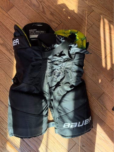 Junior Small Bauer HP Perf Hockey Pants (Used)