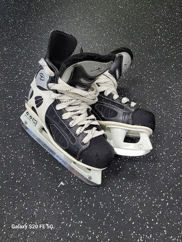 Used CCM 262 TACKS Intermediate Hockey Skate Intermediate 5.5 11849-S000045356