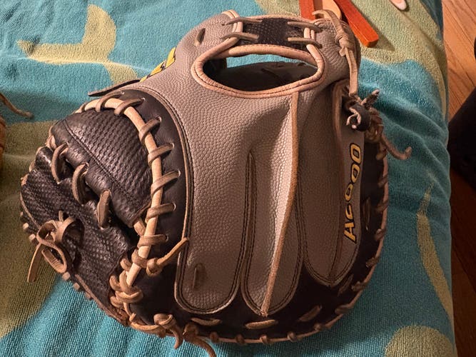Wilson A2000 RH Catcher's Baseball Glove 33" (Used)
