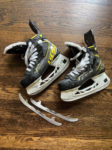 2020 CCM Super Tacks AS3 Hockey Skates Regular Width Size 3.5 (Used)