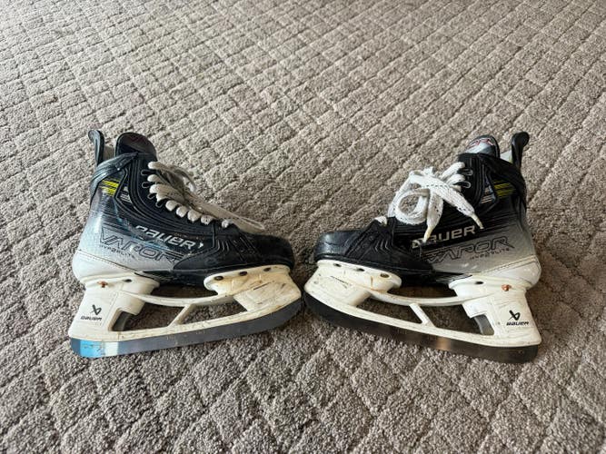 Bauer Vapor Hyperlite 2 Hockey Skates – Intermediate Size 4 (Fit 2) - Extra Set of JRZ Steel Runners