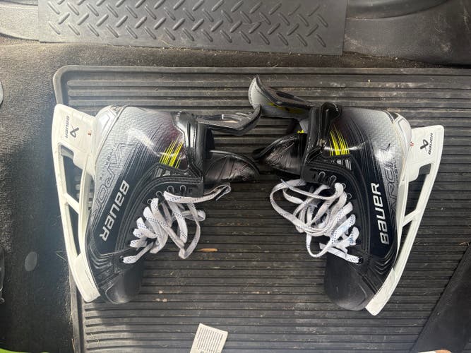 Silver 2023 Bauer Vapor Hyperlite 2 Hockey Skates 8.5 (Used)