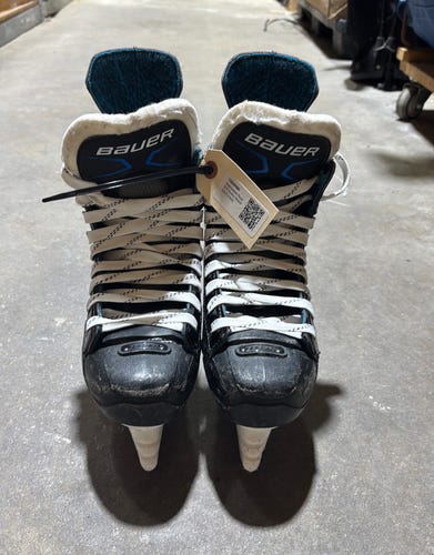 Intermediate Bauer XLP Hockey Skates Size 5 (Used)