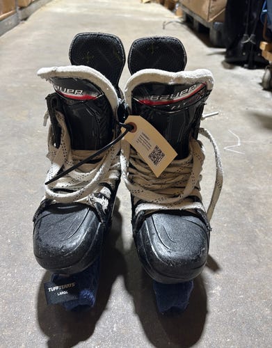 Intermediate Bauer Vapor Fly40 Hockey Skates Size 5.5 (Used)