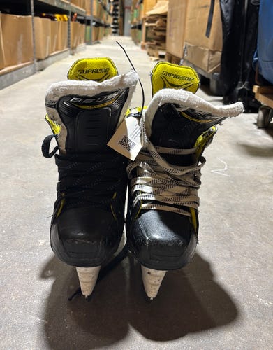 Intermediate Bauer Supreme M4 Hockey Skates Size 5.5 (Used)