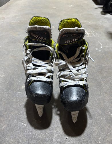 Junior Bauer S22 Supreme Elite (SMU) Hockey Skates Size 3.5 (Used)