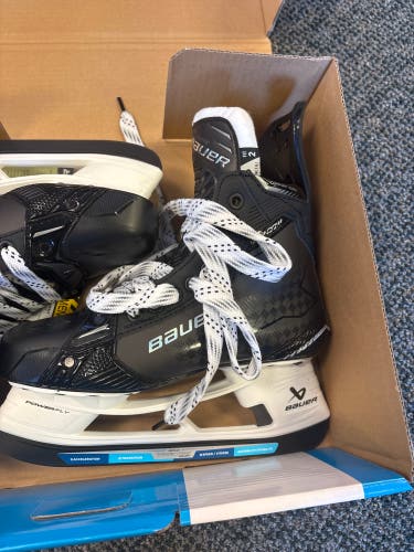 NEW Bauer Supreme Shadow Hockey Skates Regular Width 6 Fit 2