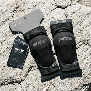 Oakley All Mountain RZ-Labs Elbow Guards Men's M/L Blackout MTB Bike Armor NWT