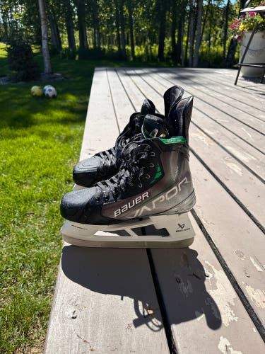 Black Custom 2023 Bauer Vapor Hyperlite Hockey Skates Extra Wide Width Pro Stock Size 6.5 (Used)