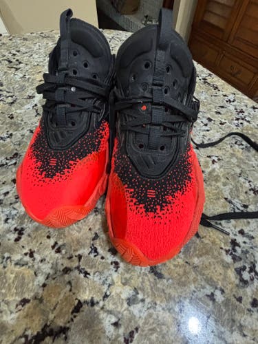 Kid's 5Y (Big Kids / Youth) Adidas Trae Young Shoes (Used)