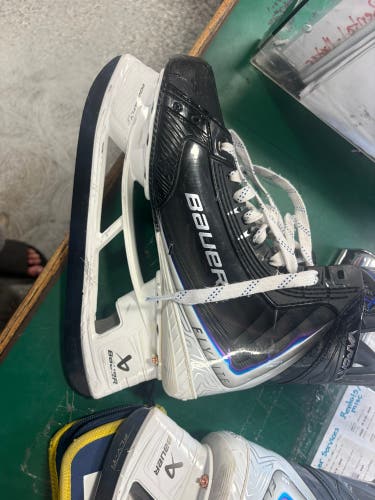 2025 Bauer Vapor Flylite Hockey Skates Regular Width 9.5 (New)