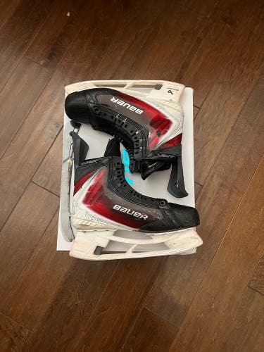 Red 2025 Bauer Vapor Flylite Hockey Skates Wide Width 10.5 (Used)
