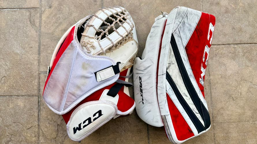 CCM Extreme Flex E5.9 INT Regular (Used) set (glove and blocker)