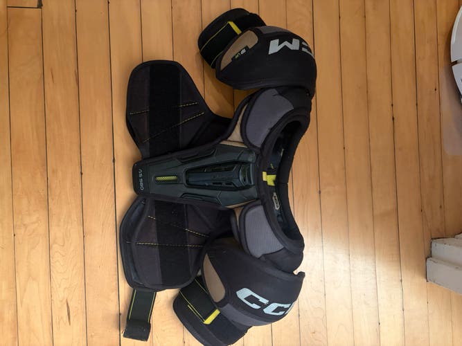 Medium Junior CCM Tacks AS 580 Shoulder Pads (Used)