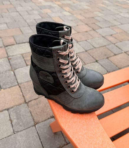 SOREL Women's Lexie Wedge Boot Dark Slate - Size 7 Waterproof Quilted Ankle Boot