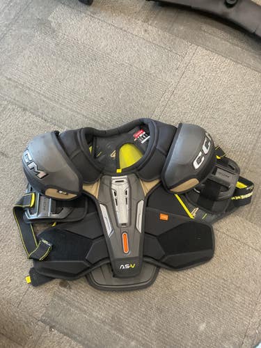 Used CCM AS-V SHOULDER PADS Senior Shoulder Pads XL 11614-S000246274