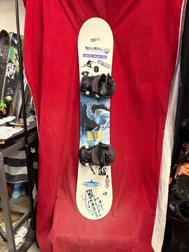 Snowboard: Burton Shaun White pro-model snowboard, 156cm.
Bindings: Flow
Size: Large