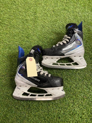 Youth Bauer Vapor Flylite Hockey Skates Regular Width 13 (Used)