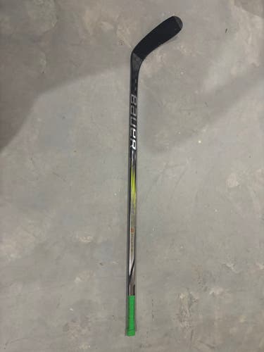 Youth Bauer Vapor Hyperlite 2 Right Handed Hockey Stick P88 30 Flex (Used)