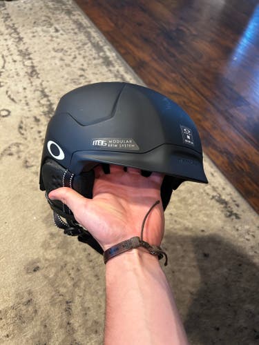 Unisex Medium Oakley Mod5 Helmet (Used)