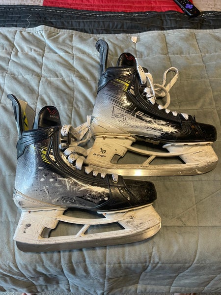 2023 Bauer Vapor Hyperlite 2 Hockey Skates 10 (Used)