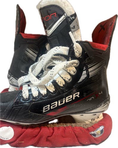 Bauer Vapor X4 Hockey Skates Size 4 (Used)
