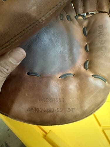 Wilson A2403 RH Catcher's Baseball Glove 34" (Used)
