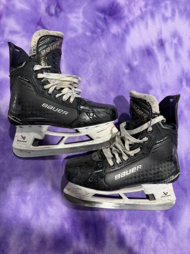 Intermediate Bauer Supreme Shadow Hockey Skates Size 5.5 (Used)