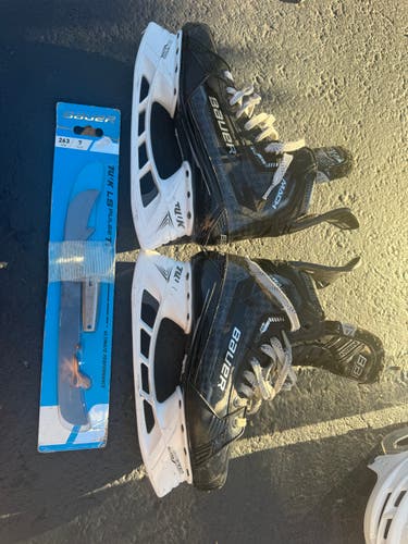 Black Bauer Supreme Mach Hockey Skates Regular Width 7.5 (Used)