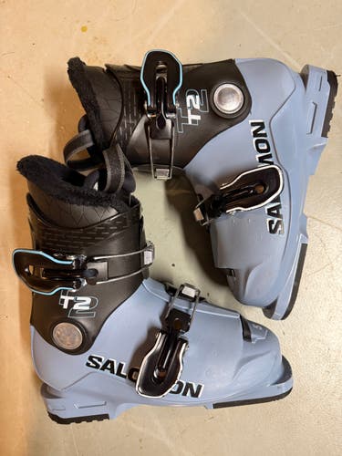 Mondo 20 & 20.5 Kid's Salomon All Mountain T2 Ski Boots (Used)