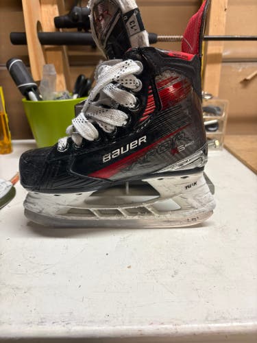 2023 Bauer Vapor X5 Pro Hockey Skates Regular Width 13 (Used)