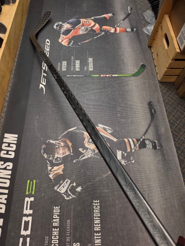 P92 | 77 Flex NEW! Senior Bauer Supreme Team "Fuse" Right Handed Hockey Stick Pro Stock