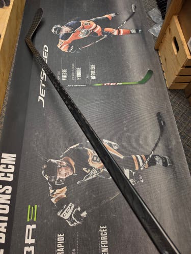 P28 | 77 Flex NEW! Senior Bauer Supreme Team "Fuse" Right Handed Hockey Stick Pro Stock