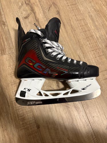 Black/Red2025 CCM JetSpeed FT8 Pro Hockey Skates Regular Width 7.5 (New)