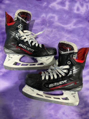Intermediate Bauer Vapor X4 Hockey Skates Size 5.5 (Used)