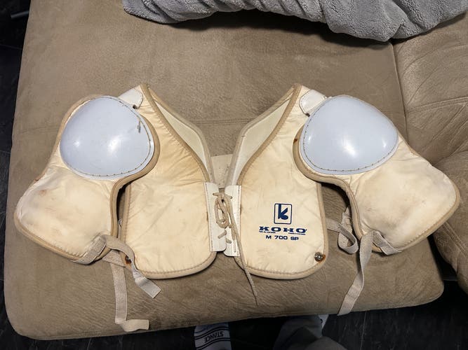 Medium Senior Koho 700 Shoulder Pads (Used)