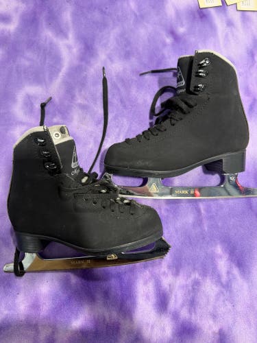 Black Jackson Ultima Mystique Figure Skates Junior 13 (Used)